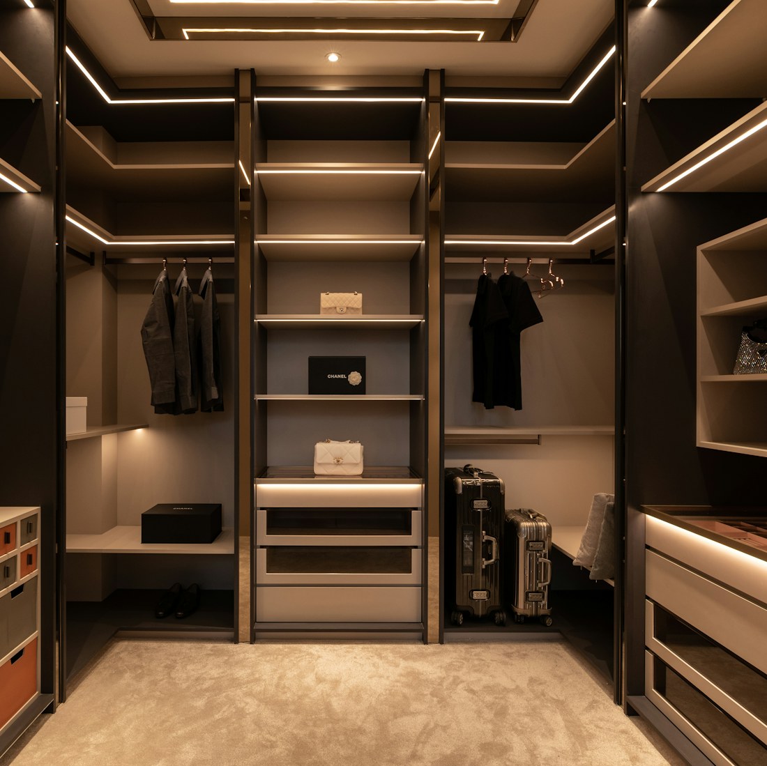 Closet planejado com iluminação em LED